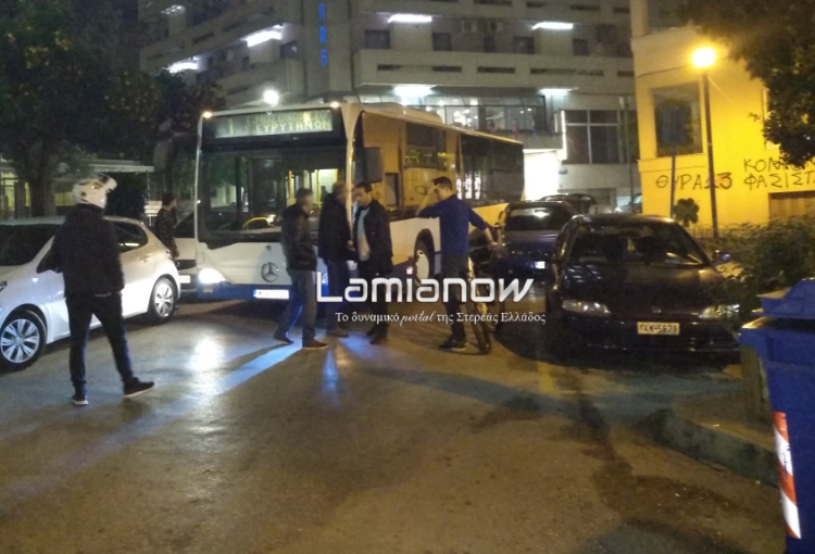 , Λαμία: Σήκωσαν στον αέρα παρκαρισμένο για να περάσει το λεωφορείο-Κυκλοφοριακό χάος στο κέντρο της πόλης (εικόνες-video)