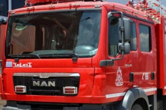 Πυροσβεστικό όχημα επιχειρεί σε φωτιά σε ναυπηγείο στη Σαλαμίνα