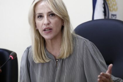 Η Ρένα Δούρου μιλά σε δημόσια δήλωση για τις εξελίξεις στον ΣΥΡΙΖΑ και τη μεταφορά της έδρας μεταξύ κομμάτων