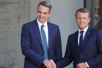 mitsotakis makron
