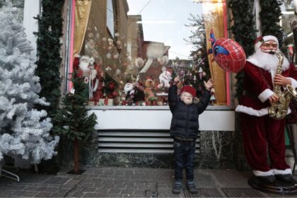 xristougenna paidaki vitrina