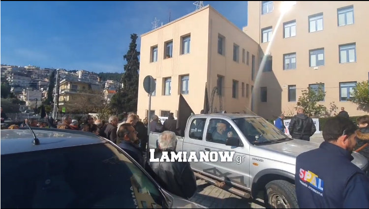 Στο δημαρχείο κατέληξε η πορεία για την Μαυρομαντήλα – Τετ α τετ δημάρχου κατοίκων!(εικόνες+βίντεο)