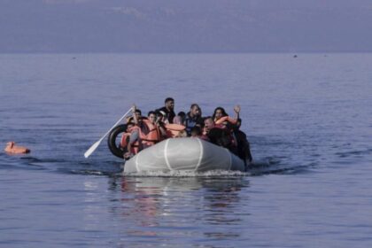 πρόσφυγες βάρκα scaled