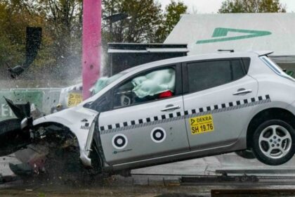 191118135013 NissLeafDekra1