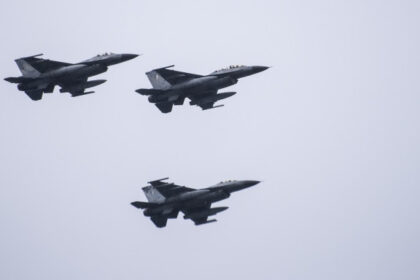 tria maxitika aeroskafi