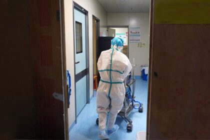 KORNAIOS ellada PSEKASMOS MASKES APOLIMANSH IOS ASTHENIA PANDIMIA KARANTINA APOKLISMOS VIRUS CORONA CORONAVIRS ARTHROU