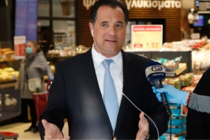 adonis georgiadis sto mikrofono me akoystiko