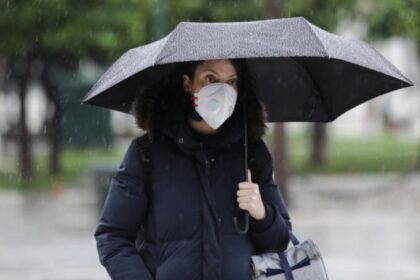 gynaika maska omprela mpoufan