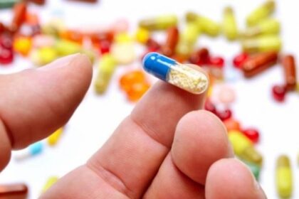 pills hand