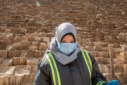 koronoios egypt pyramida gynaika