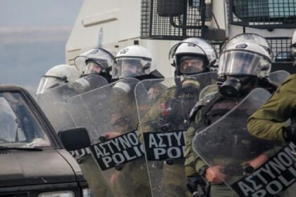 b8fe9ce8484e4108a3e7a9ec5e703717