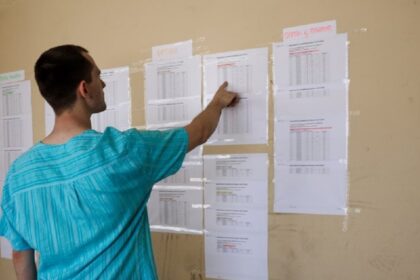 panelladikes pinakes eksw