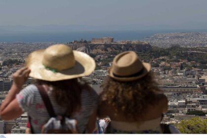 touristes Athina Intime 28 05 2020 1200x824 copy 1200x675