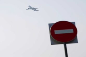 stop airplane 2048x1365 1