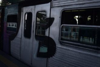 064521