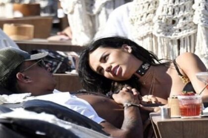 422FD18400000578 4682806 Lounging The couple enjoyed cocktails in the sunshine as they re a 6 1499708580261