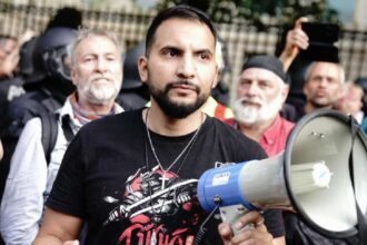 attilla hildmann vegan koch in berlin mit megafon vor der russischen botschaft 2uOLkF2DUla7