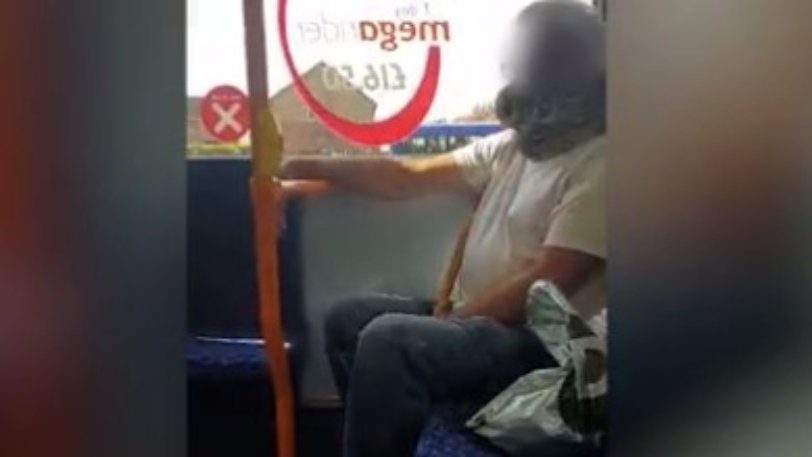 , Βρετανός φόρεσε αντί για μάσκα, το φίδι του στο λαιμό και μπήκε στο λεωφορείο (vid)