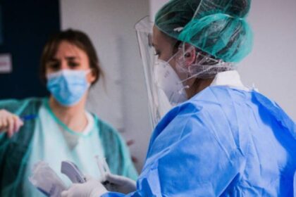 koronoios giatroi me stoli prasino mple