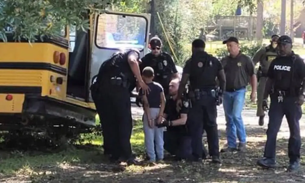 , 11χρονος έκλεψε και “σμπαράλιασε” σχολικό λεωφορείο (+video)