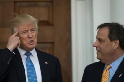 ChrisChristieDonaldTrumpHoldsWeekendJ1Tux10Wed l