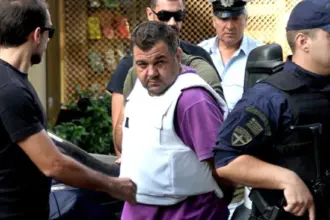 eleutheros o roupakias se ligotero apo treis mines.w hr 1
