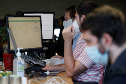 ergazomenoi maska1 2048x1244 1