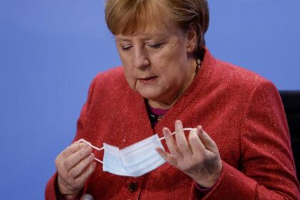 Merkel maska reuters 2
