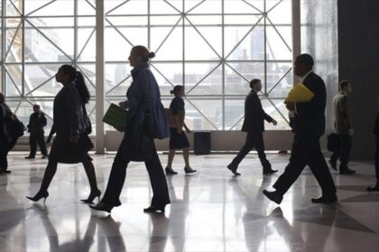 ergasia theseis ergasias ergazomenoi anergia oikonomia 990x619 1