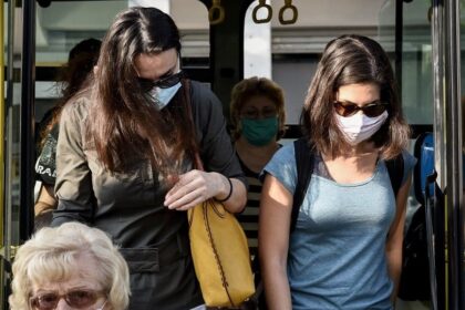 metra korwnoios maskes