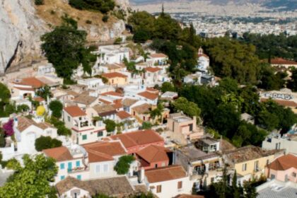 Αστυνομική έρευνα σε πολεοδομικές υπηρεσίες με κατασχεμένα χρήματα και έγγραφα