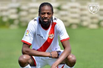 el central senegales abdoulaye ba en su presentacion como nuevo jugador del rayo rayovallecano