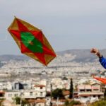 χαρταετός πέταγμα Καθαρά Δευτέρα χέρια 741x486 1