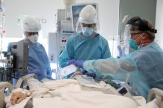 CORONAVIRUS HOSPITAL PATIENT DOCTORS REUTERS 1 2048x1365 1