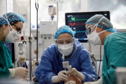 giatroi koronoios nosokomio reuters 1536x1024 1