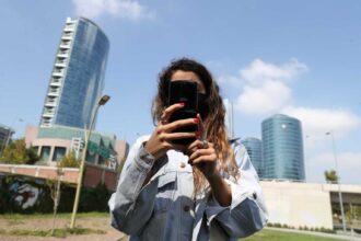 video mobile woman reuters 1536x1024 1