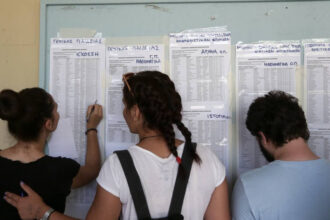 Υποψήφιοι πανελληνίων μπροστά από υπολογιστή για το μηχανογραφικό 2026