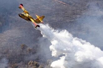 Πυροσβεστικά οχήματα και δυνάμεις σε επιχείρηση κατάσβεσης φωτιάς στη νότια Εύβοια