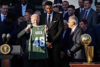 antetokounmpo baiden 2048x1366 1