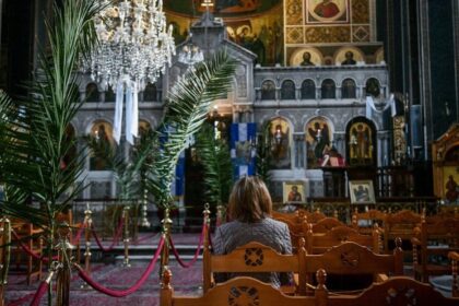 gynaika moni se ekklisia