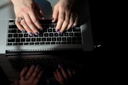 Νεαρή γυναίκα μπροστά από υπολογιστή και έγγραφα σε γραφείο