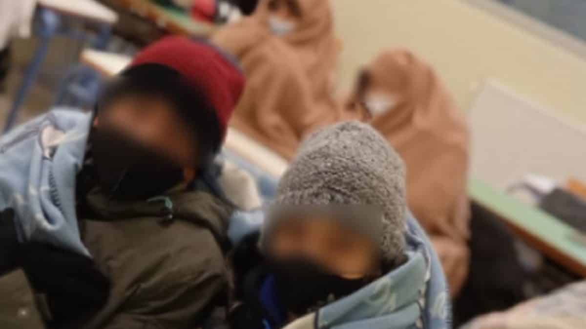 Καβάλα: Εικόνες ντροπής με τα παιδιά μιας ολόκληρης τάξης να κάνουν μάθημα με σκουφιά και κουβέρτες