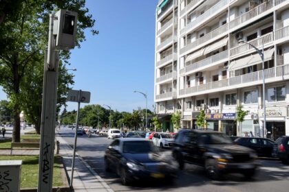 Πολυκατοικίες σε αστική περιοχή της Αττικής με φόντο τον ουρανό