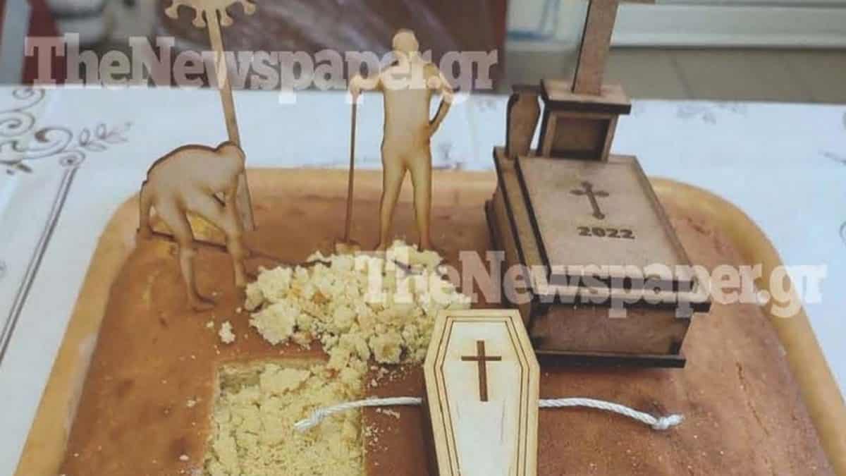 Βόλος: Αυτή είναι η βασιλόπιτα που γίνεται viral με νεκροθάφτες, φέρετρα και το σήμα του κορονοϊού
