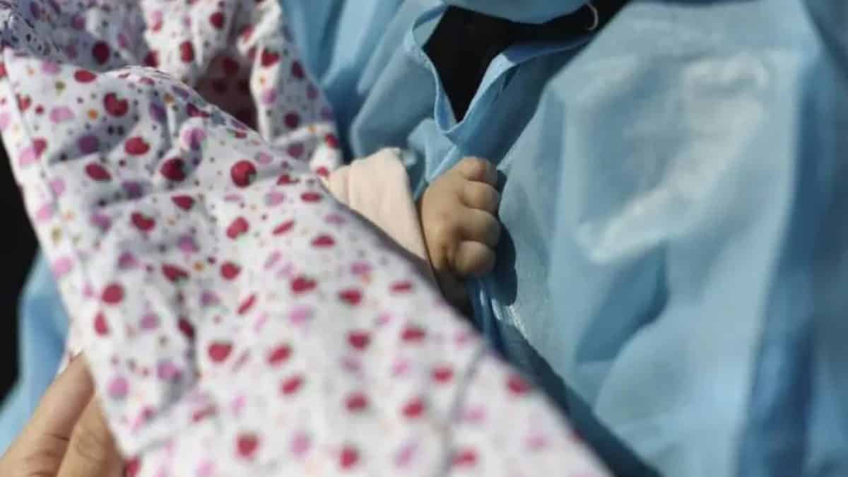 Τραγωδία στο Παίδων: «Το παιδί ήταν παγωμένο, είχε πεθάνει ώρα», λέει ο παιδίατρος για το νεκρό βρέφος από εγκαύματα