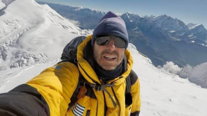 Μετά από ένα μήνα η σορός του άτυχου ορειβάτη Αντώνη Σύκαρη απεγκλωβίστηκε από το βουνό Νταουλαγκίρι στα Ιμαλάια.