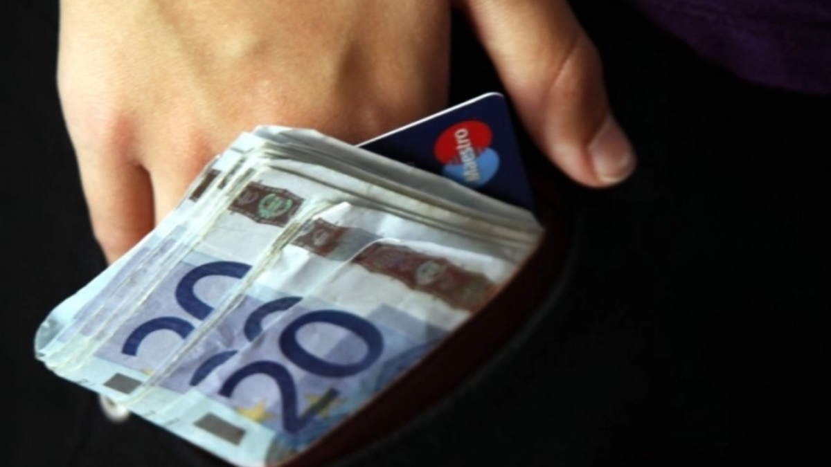 , Πολίστας στον Βόλο έχασε πορτοφόλι με 2.000€, αλλά του το επέστρεψε περιπτεράς