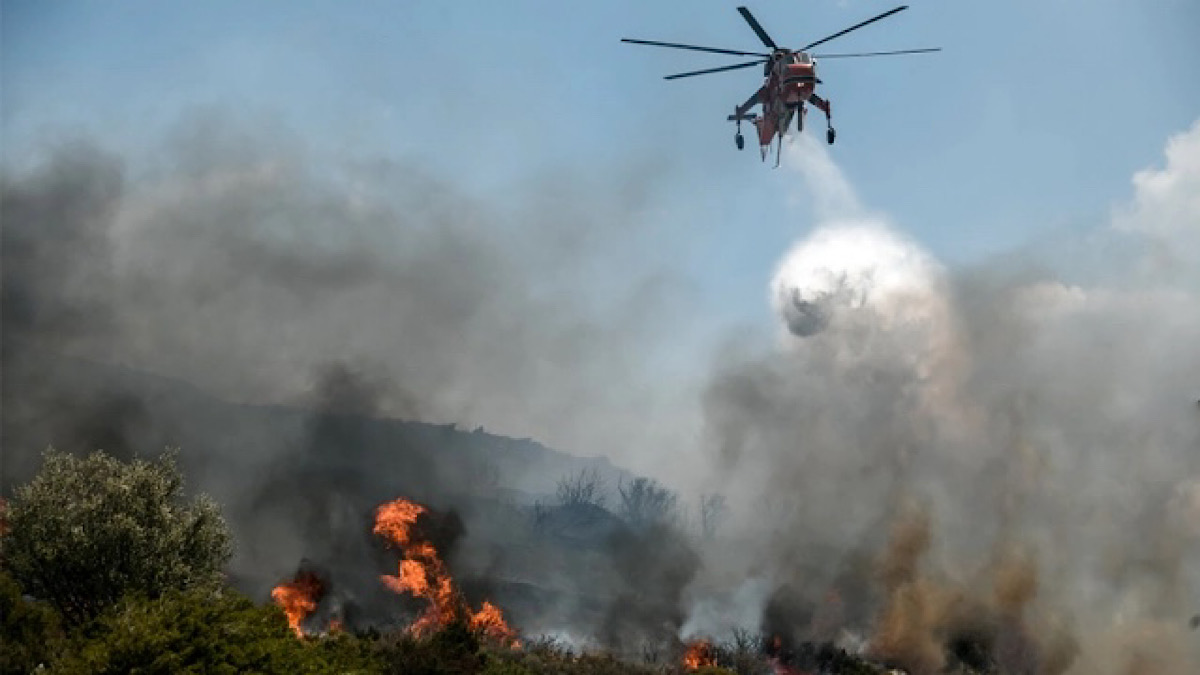 , Φωτιά τώρα &#8211; Άγιοι Θεόδωροι: Επιχειρούν ισχυρές πυροσβεστικές δυνάμεις, «σηκώθηκε» ελικόπτερο