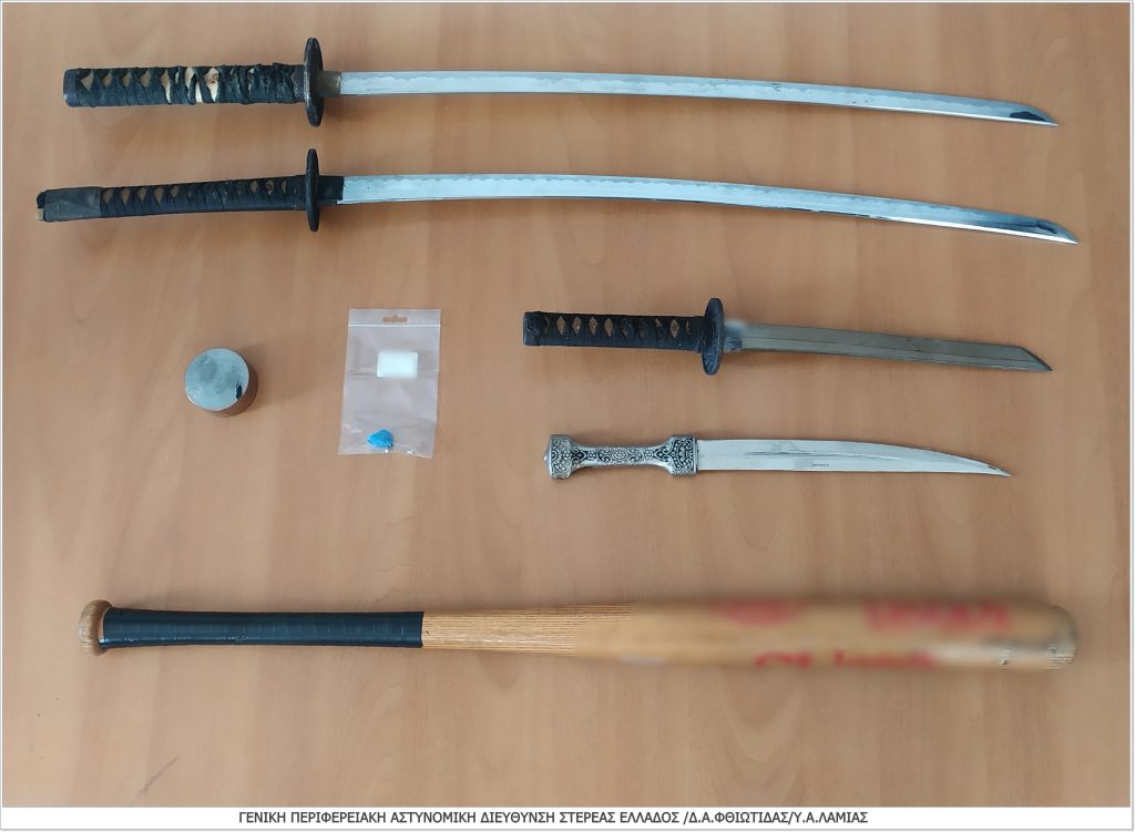 , Φθιώτιδα: Συνελήφθη για όπλα,σπαθιά και χασίς (φωτό)