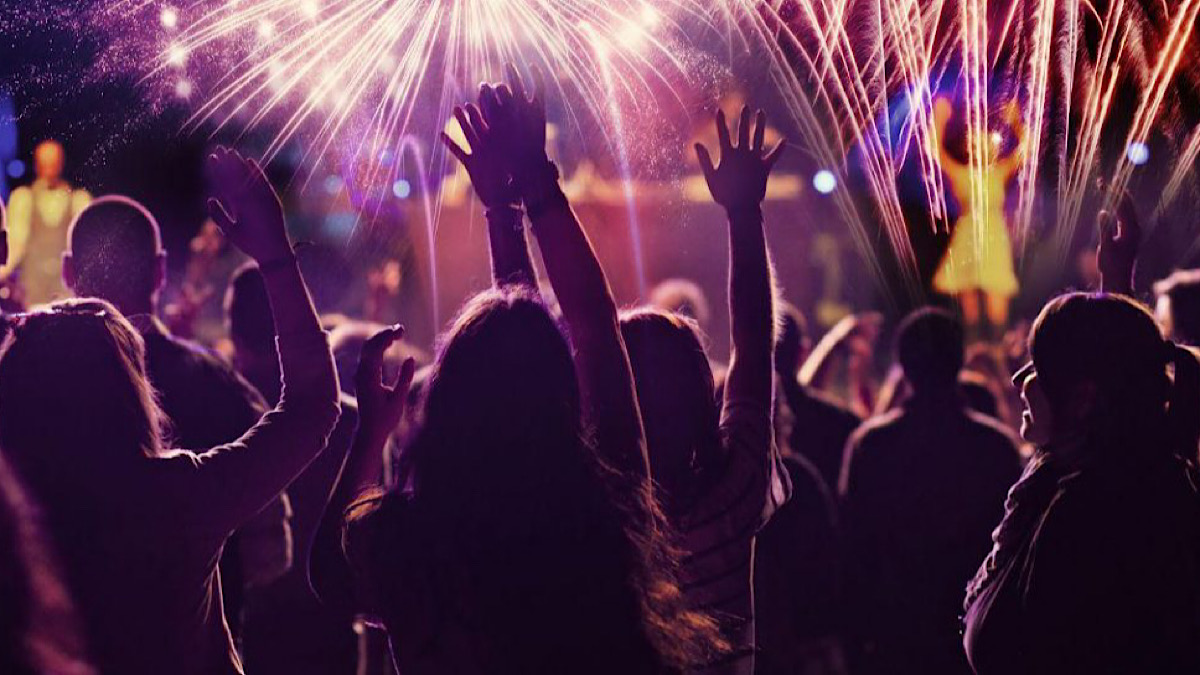 , Μύκονος: Πώς κλείνονται τα πριβέ πάρτι σε βίλες, πόσο κοστίζουν οι προσκλήσεις